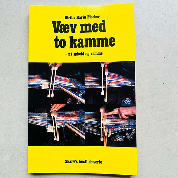 VÆV MED TO KAMME – PÅ SPJÆLD OG RAMME